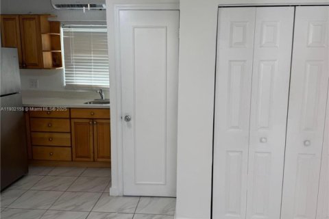 Propiedad comercial en alquiler en Homestead, Florida, 1 dormitorio, 13.94 m2 № 1953608 - foto 4
