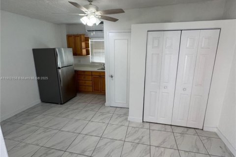 Propiedad comercial en alquiler en Homestead, Florida, 1 dormitorio, 13.94 m2 № 1953608 - foto 1