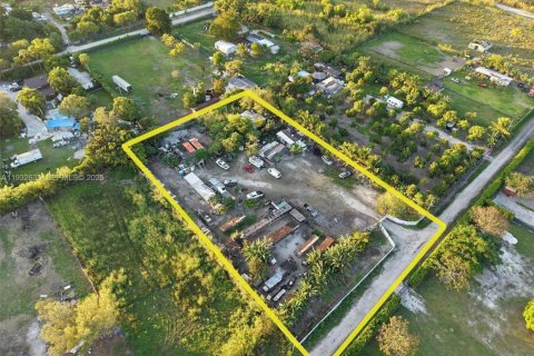 Commercial property in Miami, Florida № 2152450