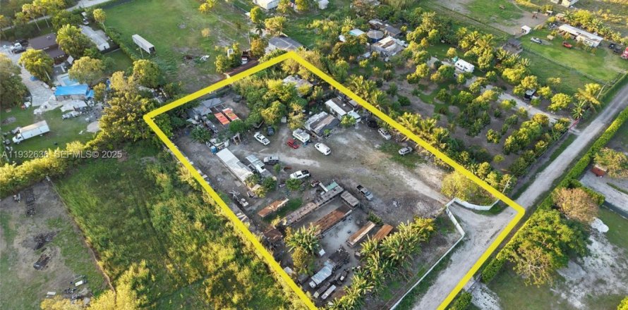 Commercial property in Miami, Florida № 2152450
