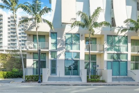 Condo in Hollywood, Florida, 3 bedrooms  № 2061822 - photo 12