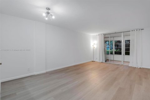 Condo in Lauderdale Lakes, Florida, 1 bedroom  № 1836311 - photo 4