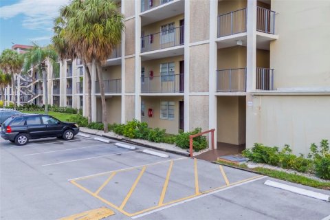 Condo in Lauderdale Lakes, Florida, 1 bedroom  № 1836311 - photo 15