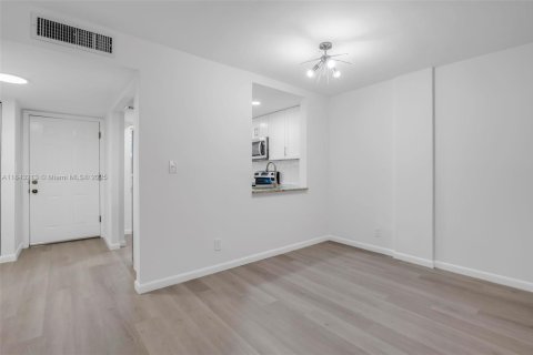 Condo in Lauderdale Lakes, Florida, 1 bedroom  № 1836311 - photo 19