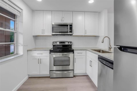 Condo in Lauderdale Lakes, Florida, 1 bedroom  № 1836311 - photo 1