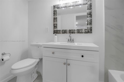 Condo in Lauderdale Lakes, Florida, 1 bedroom  № 1836311 - photo 9