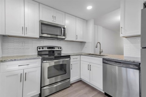 Condo in Lauderdale Lakes, Florida, 1 bedroom  № 1836311 - photo 2