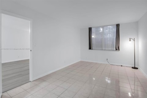 Condo in Lauderdale Lakes, Florida, 1 bedroom  № 1836311 - photo 8