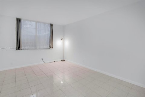 Condo in Lauderdale Lakes, Florida, 1 bedroom  № 1836311 - photo 7
