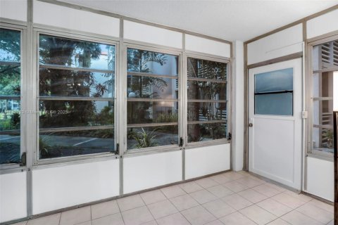Condo in Lauderdale Lakes, Florida, 1 bedroom  № 1836311 - photo 11