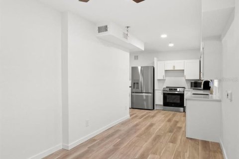 Apartment in Saint Petersburg, Florida 2 bedrooms, 65.03 sq.m. № 2122367 - photo 6
