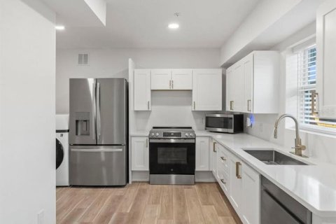 Apartment in Saint Petersburg, Florida 2 bedrooms, 65.03 sq.m. № 2122367 - photo 8
