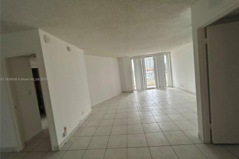 Condo in Hallandale Beach, Florida, 2 bedrooms № 1964322 - photo 8