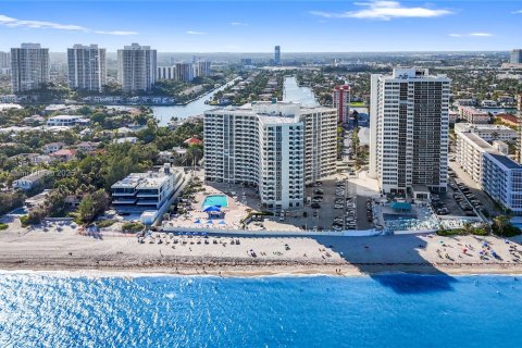 Condo in Hallandale Beach, Florida, 2 bedrooms № 1964322 - photo 25