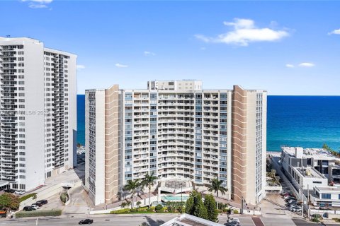 Condo in Hallandale Beach, Florida, 2 bedrooms № 1964322 - photo 17