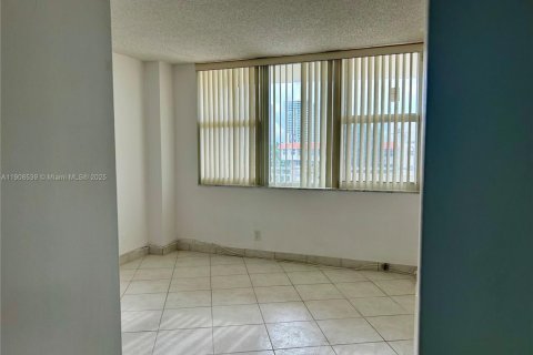 Condo in Hallandale Beach, Florida, 2 bedrooms № 1964322 - photo 7