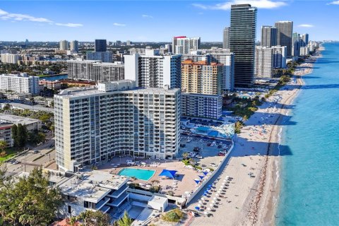 Condo in Hallandale Beach, Florida, 2 bedrooms № 1964322 - photo 22