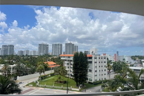 Condo in Hallandale Beach, Florida, 2 bedrooms № 1964322 - photo 11