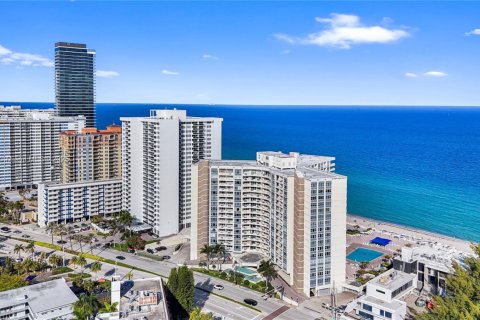 Condo in Hallandale Beach, Florida, 2 bedrooms № 1964322 - photo 19