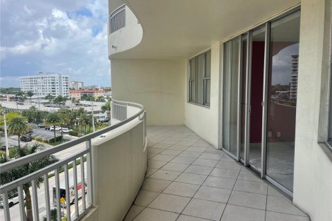 Condo in Hallandale Beach, Florida, 2 bedrooms № 1964322 - photo 12