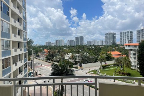 Condo in Hallandale Beach, Florida, 2 bedrooms № 1964322 - photo 13