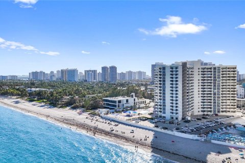 Condo in Hallandale Beach, Florida, 2 bedrooms № 1964322 - photo 23