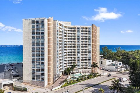Condo in Hallandale Beach, Florida, 2 bedrooms № 1964322 - photo 15