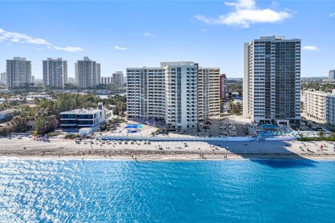 Condo in Hallandale Beach, Florida, 2 bedrooms № 1964322 - photo 24