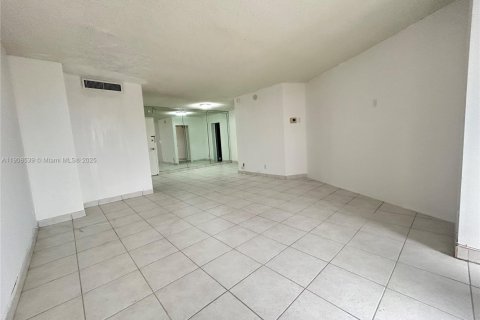 Condo in Hallandale Beach, Florida, 2 bedrooms № 1964322 - photo 9