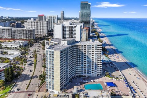 Condo in Hallandale Beach, Florida, 2 bedrooms № 1964322 - photo 21