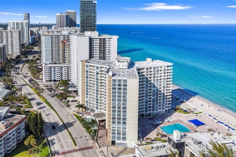 Condo in Hallandale Beach, Florida, 2 bedrooms № 1964322 - photo 20