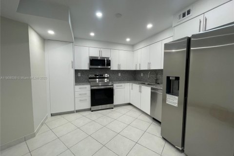 Condo in Hallandale Beach, Florida, 2 bedrooms № 1964322 - photo 3
