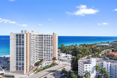 Condo in Hallandale Beach, Florida, 2 bedrooms № 1964322 - photo 16