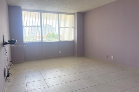 Condo in Hallandale Beach, Florida, 2 bedrooms № 1964322 - photo 5