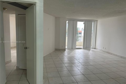Condo in Hallandale Beach, Florida, 2 bedrooms № 1964322 - photo 6