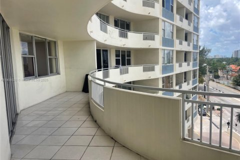 Condo in Hallandale Beach, Florida, 2 bedrooms № 1964322 - photo 14