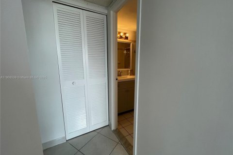 Condo in Hallandale Beach, Florida, 2 bedrooms № 1964322 - photo 10