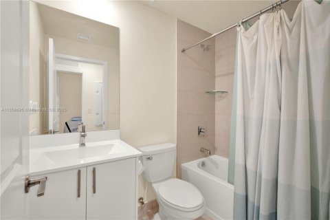 Townhouse in Doral, Florida 3 bedrooms, 173.36 sq.m. № 1887871 - photo 18