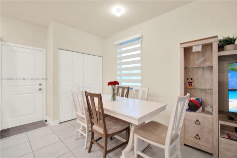 Townhouse in Doral, Florida 3 bedrooms, 173.36 sq.m. № 1887871 - photo 15