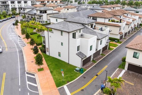 Townhouse in Doral, Florida 3 bedrooms, 173.36 sq.m. № 1887871 - photo 8