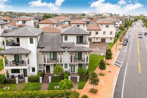 Townhouse in Doral, Florida 3 bedrooms, 173.36 sq.m. № 1887871 - photo 4