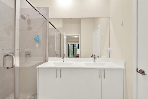 Townhouse in Doral, Florida 3 bedrooms, 173.36 sq.m. № 1887871 - photo 24