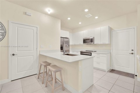 Townhouse in Doral, Florida 3 bedrooms, 173.36 sq.m. № 1887871 - photo 13