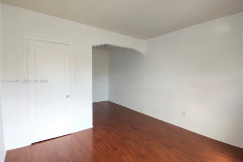 Villa ou maison à louer à Miami, Floride: 437.76 m2 № 1998302 - photo 12