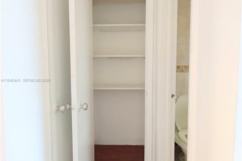 Villa ou maison à louer à Miami, Floride: 437.76 m2 № 1998302 - photo 9