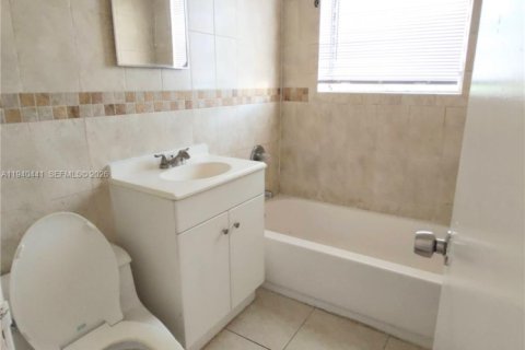 Villa ou maison à louer à Miami, Floride: 437.76 m2 № 1998302 - photo 7