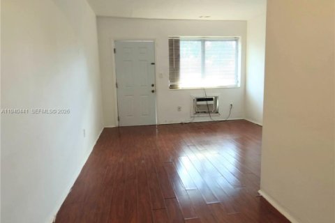 Villa ou maison à louer à Miami, Floride: 437.76 m2 № 1998302 - photo 2