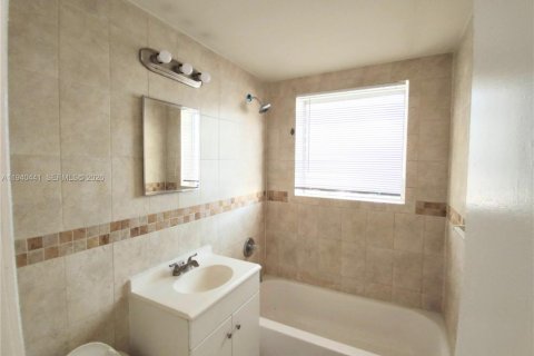 Villa ou maison à louer à Miami, Floride: 437.76 m2 № 1998302 - photo 8