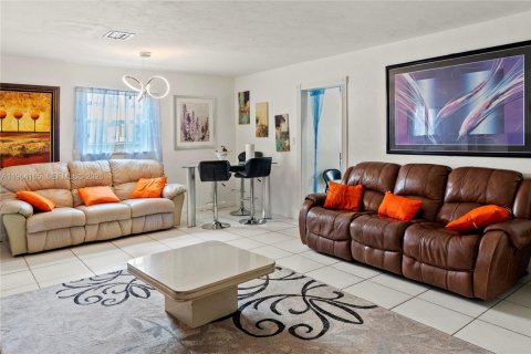 Casa en alquiler en Fort Lauderdale, Florida, 5 dormitorios, 152.45 m2 № 2026398 - foto 4