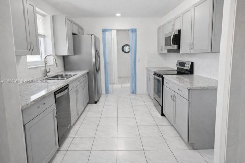 Casa en alquiler en Fort Lauderdale, Florida, 5 dormitorios, 152.45 m2 № 2026398 - foto 2